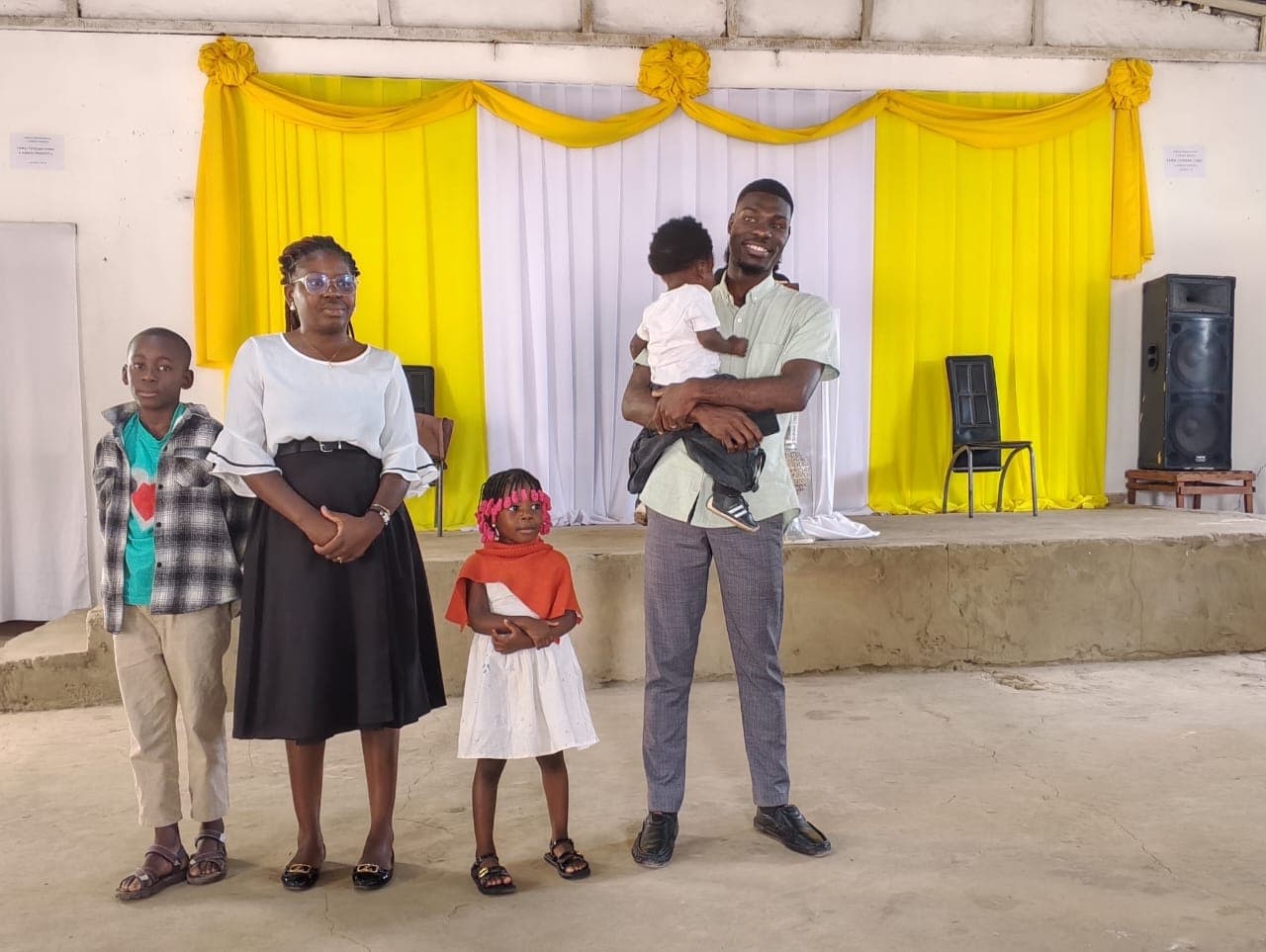Missionários Eduardo e Ester Kanganjo com sua família